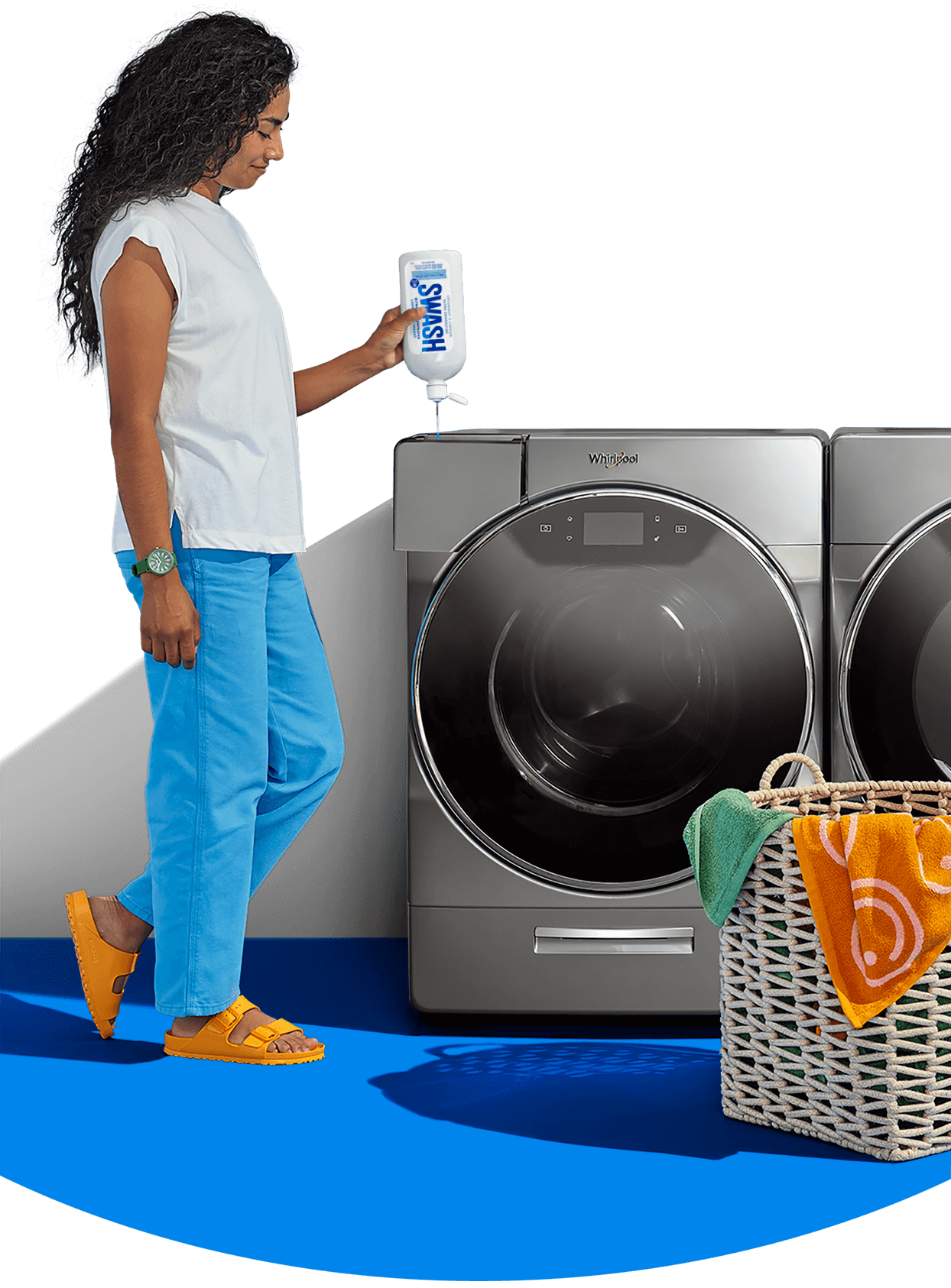 Une femme remplit une laveuse à chargement frontal Whirlpool® avec du détergent à lessive Swash®.